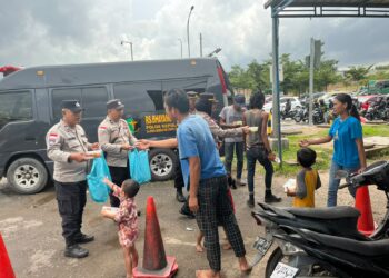 Satuan Pembinaan Masyarakat (Sat Binmas) Polresta Barelang kembali menggelar program Jumat Berkah dengan membagikan 120 paket nasi kotak kepada masyarakat yang membutuhkan di sejumlah titik di Kota Batam, Jumat (17/07/26).
Foto: Polresta Barelang