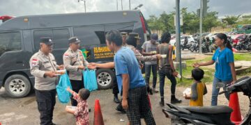 Satuan Pembinaan Masyarakat (Sat Binmas) Polresta Barelang kembali menggelar program Jumat Berkah dengan membagikan 120 paket nasi kotak kepada masyarakat yang membutuhkan di sejumlah titik di Kota Batam, Jumat (17/07/26).
Foto: Polresta Barelang