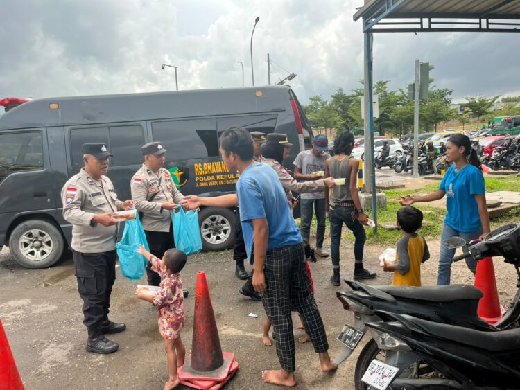 Satuan Pembinaan Masyarakat (Sat Binmas) Polresta Barelang kembali menggelar program Jumat Berkah dengan membagikan 120 paket nasi kotak kepada masyarakat yang membutuhkan di sejumlah titik di Kota Batam, Jumat (17/07/26).
Foto: Polresta Barelang