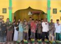 Polresta Barelang menyalurkan 110 paket sembako kepada warga Kampung Pulau Panjang, Kelurahan Sijantung, Kecamatan Galang, Sabtu (18/07/26).
Foto: Polresta Barelang