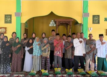 Polresta Barelang menyalurkan 110 paket sembako kepada warga Kampung Pulau Panjang, Kelurahan Sijantung, Kecamatan Galang, Sabtu (18/07/26).
Foto: Polresta Barelang