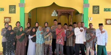 Polresta Barelang menyalurkan 110 paket sembako kepada warga Kampung Pulau Panjang, Kelurahan Sijantung, Kecamatan Galang, Sabtu (18/07/26).
Foto: Polresta Barelang