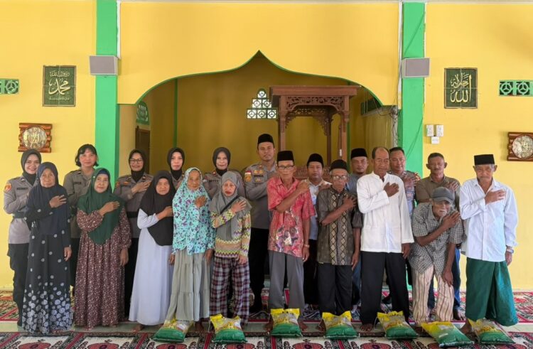 Polresta Barelang menyalurkan 110 paket sembako kepada warga Kampung Pulau Panjang, Kelurahan Sijantung, Kecamatan Galang, Sabtu (18/07/26).
Foto: Polresta Barelang