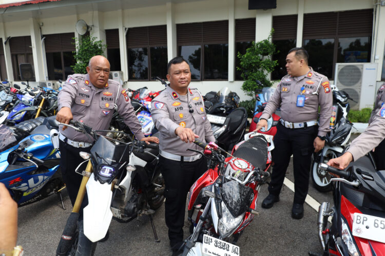 Polresta Barelang menindak tegas penggunaan knalpot brong atau knalpot yang tidak sesuai spesifikasi teknis sebagai bagian dari upaya menciptakan keamanan, keselamatan, ketertiban, dan kelancaran lalu lintas (Kamseltibcarlantas) di Kota Batam. (20/07/26)
Foto: Polresta Barelang