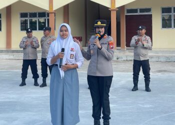 Polresta Barelang memberikan penyuluhan kepada siswa-siswi SMK Negeri 4 Batam dalam rangka Masa Pengenalan Lingkungan Sekolah (MPLS), Senin (20/07/2026).
Foto: Polresta Barelang