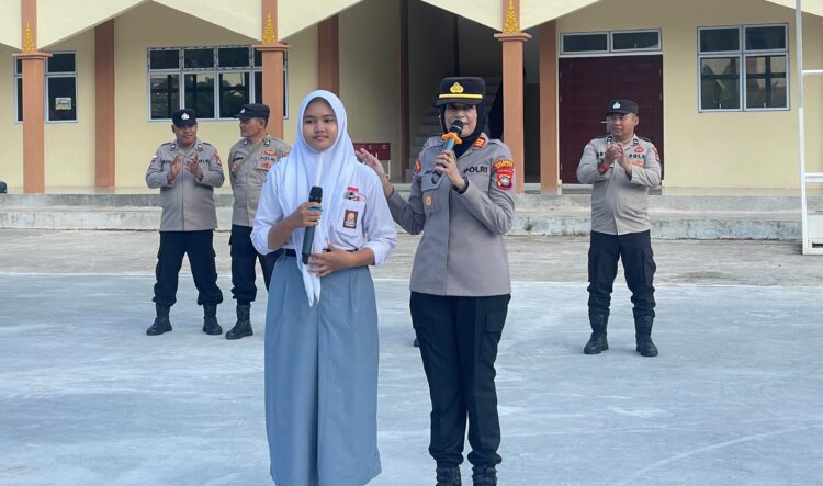 Polresta Barelang memberikan penyuluhan kepada siswa-siswi SMK Negeri 4 Batam dalam rangka Masa Pengenalan Lingkungan Sekolah (MPLS), Senin (20/07/2026).
Foto: Polresta Barelang