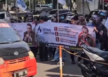 Kantor hukum Hotman Paris & Partners di kawasan Kelapa Gading, Jakarta Utara, digeruduk ratusan massa yang menamakan diri Aktivis Connection, (20/07/26).
Foto: istimewa