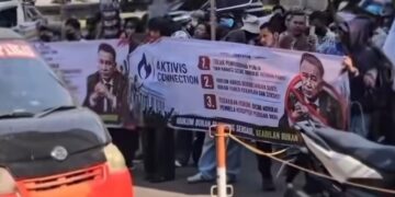 Kantor hukum Hotman Paris & Partners di kawasan Kelapa Gading, Jakarta Utara, digeruduk ratusan massa yang menamakan diri Aktivis Connection, (20/07/26).
Foto: istimewa