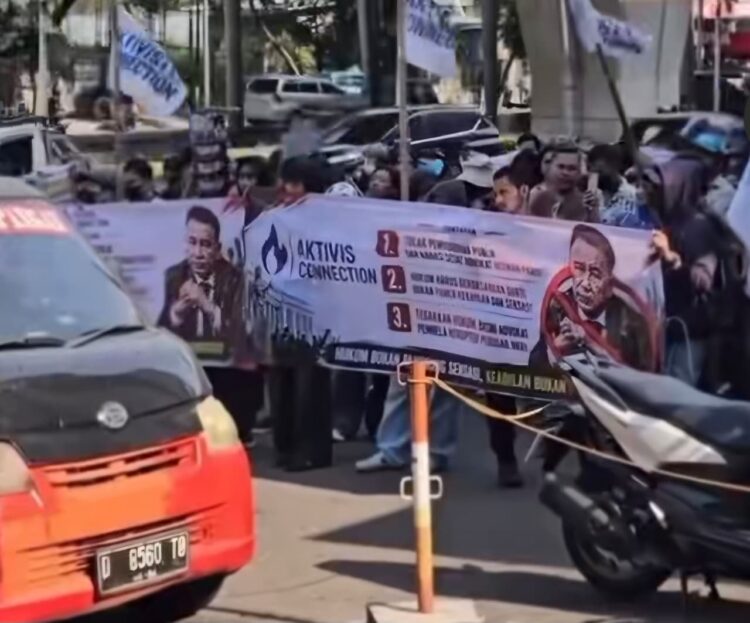 Kantor hukum Hotman Paris & Partners di kawasan Kelapa Gading, Jakarta Utara, digeruduk ratusan massa yang menamakan diri Aktivis Connection, (20/07/26).
Foto: istimewa