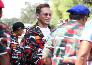 Nama H. Ade Erfil Manurung, S.H. sudah tidak asing di kancah pergerakan aktivis Tanah Air. Merintis jalan dari seorang pemuda daerah yang merantau ke ibu kota hingga menjadi tokoh sentral di organisasi kemasyarakatan besar, perjalanannya dipenuhi aksi nyata membela masyarakat dan Negara Kesatuan Republik Indonesia.
Foto: Ben