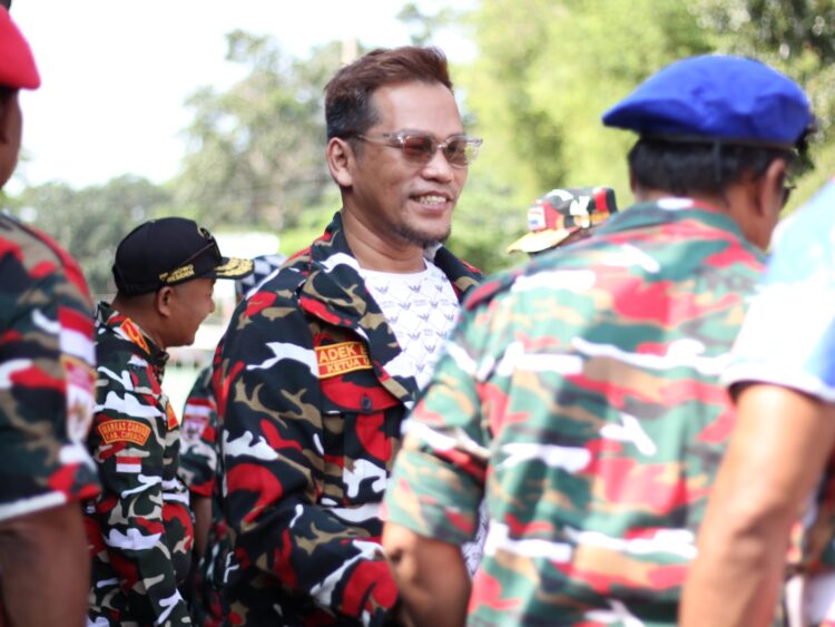 Nama H. Ade Erfil Manurung, S.H. sudah tidak asing di kancah pergerakan aktivis Tanah Air. Merintis jalan dari seorang pemuda daerah yang merantau ke ibu kota hingga menjadi tokoh sentral di organisasi kemasyarakatan besar, perjalanannya dipenuhi aksi nyata membela masyarakat dan Negara Kesatuan Republik Indonesia.
Foto: Ben