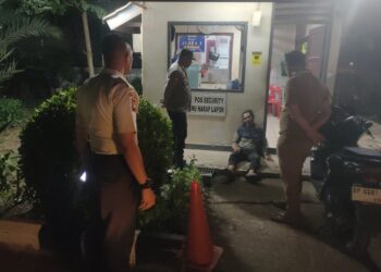 Personel Polsek Batu Ampar, Polresta Barelang, merespons cepat laporan masyarakat yang masuk melalui Layanan Polisi 110 dengan mendatangi lokasi dugaan tindak kekerasan di Pos Security Persero Batam, Jalan Yos Sudarso, Kelurahan Sungai Jodoh, Kecamatan Batu Ampar, Rabu (22/07/26)
Foto: Polresta Barelang