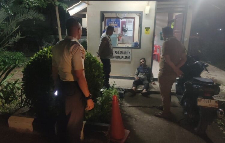 Personel Polsek Batu Ampar, Polresta Barelang, merespons cepat laporan masyarakat yang masuk melalui Layanan Polisi 110 dengan mendatangi lokasi dugaan tindak kekerasan di Pos Security Persero Batam, Jalan Yos Sudarso, Kelurahan Sungai Jodoh, Kecamatan Batu Ampar, Rabu (22/07/26)
Foto: Polresta Barelang