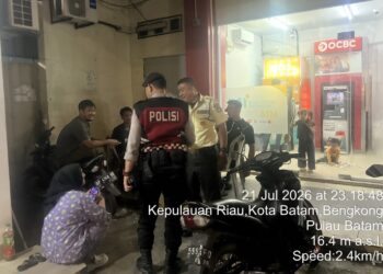 Polsek Bengkong, Polresta Barelang, mengintensifkan patroli Kegiatan Rutin yang Ditingkatkan (KRYD) di sejumlah titik strategis guna menjaga situasi keamanan dan ketertiban masyarakat (kamtibmas) di wilayah hukumnya, Selasa (22/07/26).
Foto: Polresta Barelang