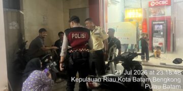 Polsek Bengkong, Polresta Barelang, mengintensifkan patroli Kegiatan Rutin yang Ditingkatkan (KRYD) di sejumlah titik strategis guna menjaga situasi keamanan dan ketertiban masyarakat (kamtibmas) di wilayah hukumnya, Selasa (22/07/26).
Foto: Polresta Barelang