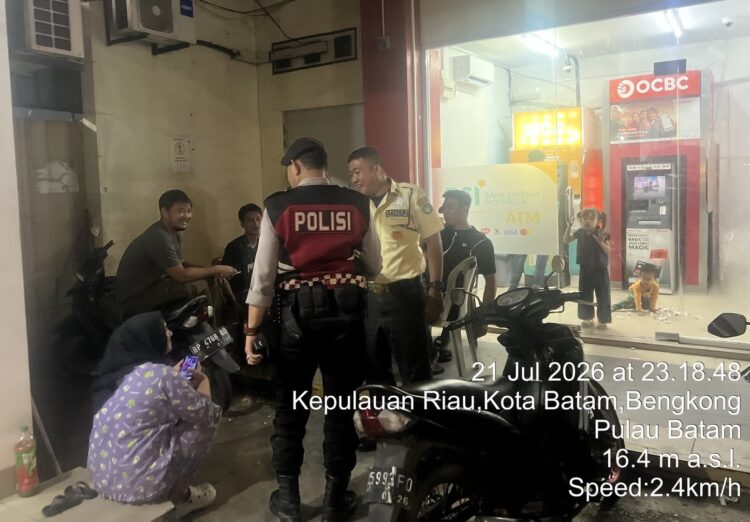 Polsek Bengkong, Polresta Barelang, mengintensifkan patroli Kegiatan Rutin yang Ditingkatkan (KRYD) di sejumlah titik strategis guna menjaga situasi keamanan dan ketertiban masyarakat (kamtibmas) di wilayah hukumnya, Selasa (22/07/26).
Foto: Polresta Barelang