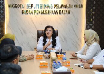 Rencana kolaborasi tersebut dibahas dalam audiensi antara Anggota/Deputi Bidang Pelayanan Umum BP Batam, Ariastuty Sirait, dengan Kepala Kantor Bahasa Provinsi Kepulauan Riau, Titik Wijanarti, beserta jajaran, di Ruang Rapat Anggota/Deputi Bidang Pelayanan Umum BP Batam, Selasa (21/07/26).
Foto: BP Batam