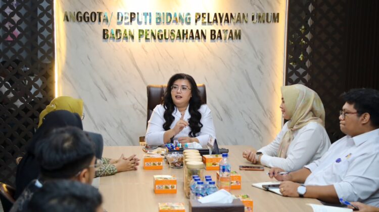 Rencana kolaborasi tersebut dibahas dalam audiensi antara Anggota/Deputi Bidang Pelayanan Umum BP Batam, Ariastuty Sirait, dengan Kepala Kantor Bahasa Provinsi Kepulauan Riau, Titik Wijanarti, beserta jajaran, di Ruang Rapat Anggota/Deputi Bidang Pelayanan Umum BP Batam, Selasa (21/07/26).
Foto: BP Batam