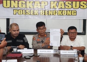 Polsek Bengkong, Polresta Barelang, menggelar konferensi pers untuk menjelaskan perkembangan penanganan kasus dugaan penganiayaan yang sempat viral di media sosial.
(22/07/26)
Foto: Polresta Barelang