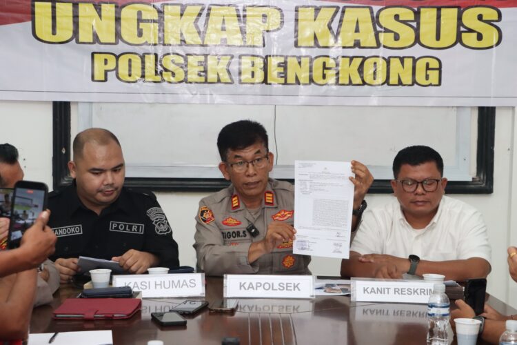 Polsek Bengkong, Polresta Barelang, menggelar konferensi pers untuk menjelaskan perkembangan penanganan kasus dugaan penganiayaan yang sempat viral di media sosial.
(22/07/26)
Foto: Polresta Barelang