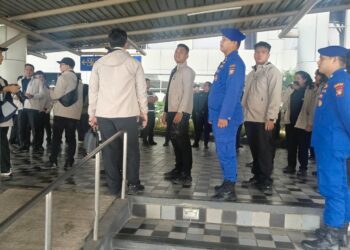 Satuan Polisi Perairan dan Udara (Satpolairud) Polresta Barelang bersama Kantor Imigrasi Kelas I Khusus TPI Batam dan sejumlah instansi terkait menggelar operasi gabungan di perairan Batu Ampar, Kota Batam, Rabu (22/07/26).
Foto: Polresta Barelang
