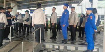 Satuan Polisi Perairan dan Udara (Satpolairud) Polresta Barelang bersama Kantor Imigrasi Kelas I Khusus TPI Batam dan sejumlah instansi terkait menggelar operasi gabungan di perairan Batu Ampar, Kota Batam, Rabu (22/07/26).
Foto: Polresta Barelang
