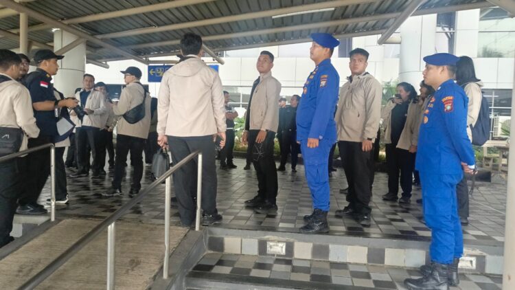 Satuan Polisi Perairan dan Udara (Satpolairud) Polresta Barelang bersama Kantor Imigrasi Kelas I Khusus TPI Batam dan sejumlah instansi terkait menggelar operasi gabungan di perairan Batu Ampar, Kota Batam, Rabu (22/07/26).
Foto: Polresta Barelang
