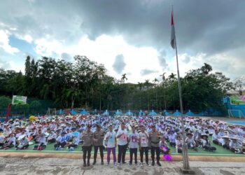 Polsek Sekupang memberikan pembekalan dan penyuluhan keamanan dan ketertiban masyarakat (kamtibmas) kepada 480 peserta didik baru SMAN 1 Batam dalam rangka Masa Pengenalan Lingkungan Sekolah (MPLS) Tahun Ajaran 2026/2027, Rabu (22/07/26).
Foto: Polresta Barelang