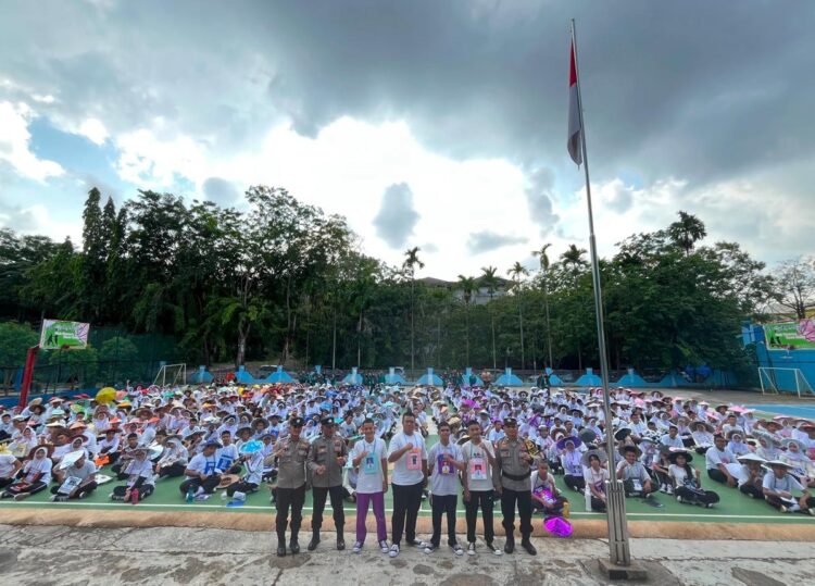 Polsek Sekupang memberikan pembekalan dan penyuluhan keamanan dan ketertiban masyarakat (kamtibmas) kepada 480 peserta didik baru SMAN 1 Batam dalam rangka Masa Pengenalan Lingkungan Sekolah (MPLS) Tahun Ajaran 2026/2027, Rabu (22/07/26).
Foto: Polresta Barelang