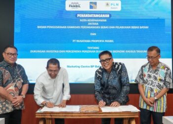 Badan Pengusahaan (BP) Batam menegaskan komitmennya dalam mempercepat realisasi investasi dan pengembangan Kawasan Ekonomi Khusus (KEK) Tanjung Sauh melalui penandatanganan dua nota kesepahaman strategis di Marketing Center BP Batam, Kamis (23/07/26).
Foto: BP Batam