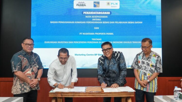 Badan Pengusahaan (BP) Batam menegaskan komitmennya dalam mempercepat realisasi investasi dan pengembangan Kawasan Ekonomi Khusus (KEK) Tanjung Sauh melalui penandatanganan dua nota kesepahaman strategis di Marketing Center BP Batam, Kamis (23/07/26).
Foto: BP Batam