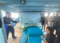 Satuan Polisi Perairan dan Udara (Satpolairud) Polresta Barelang terus meningkatkan upaya pencegahan kecelakaan laut dengan memberikan edukasi keselamatan berlayar kepada nahkoda dan kru kapal motor kayu di Perairan Selat Dempo, Kecamatan Galang, Kota Batam, Kamis (23/07/26)
Foto: Polresta Barelang