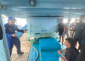 Satuan Polisi Perairan dan Udara (Satpolairud) Polresta Barelang terus meningkatkan upaya pencegahan kecelakaan laut dengan memberikan edukasi keselamatan berlayar kepada nahkoda dan kru kapal motor kayu di Perairan Selat Dempo, Kecamatan Galang, Kota Batam, Kamis (23/07/26)
Foto: Polresta Barelang