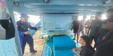 Satuan Polisi Perairan dan Udara (Satpolairud) Polresta Barelang terus meningkatkan upaya pencegahan kecelakaan laut dengan memberikan edukasi keselamatan berlayar kepada nahkoda dan kru kapal motor kayu di Perairan Selat Dempo, Kecamatan Galang, Kota Batam, Kamis (23/07/26)
Foto: Polresta Barelang