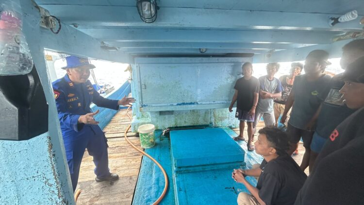 Satuan Polisi Perairan dan Udara (Satpolairud) Polresta Barelang terus meningkatkan upaya pencegahan kecelakaan laut dengan memberikan edukasi keselamatan berlayar kepada nahkoda dan kru kapal motor kayu di Perairan Selat Dempo, Kecamatan Galang, Kota Batam, Kamis (23/07/26)
Foto: Polresta Barelang
