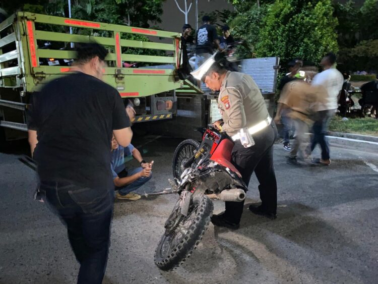 Polresta Barelang bersama Polda Kepulauan Riau menggelar Kegiatan Rutin yang Ditingkatkan (KRYD) dan razia balap liar gabungan di sejumlah titik di Kota Batam, Sabtu (25/07/26) malam hingga Minggu (26/7/2026).
Foto: Polresta Barelang