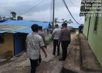 Personel Polsek Batu Ampar bergerak cepat menindaklanjuti laporan masyarakat terkait dugaan tindak pidana penganiayaan yang terjadi di Kelurahan Tanjung Sengkuang, Kecamatan Batu Ampar, Kota Batam.
Sabtu (25/7/2026).
Foto: Polresta Barelang