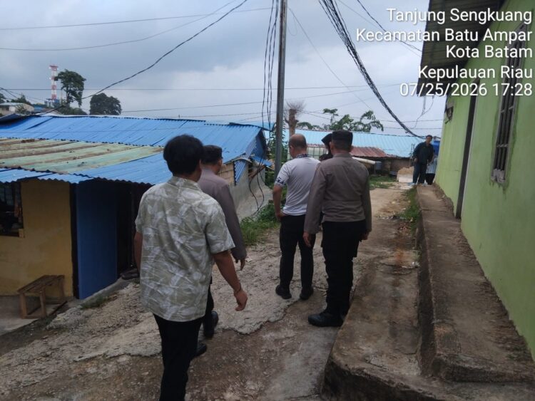 Personel Polsek Batu Ampar bergerak cepat menindaklanjuti laporan masyarakat terkait dugaan tindak pidana penganiayaan yang terjadi di Kelurahan Tanjung Sengkuang, Kecamatan Batu Ampar, Kota Batam.
Sabtu (25/7/2026).
Foto: Polresta Barelang