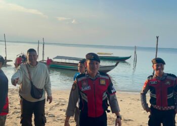 Personel Satuan Samapta Polresta Barelang menggelar patroli dialogis di kawasan wisata Pantai Nongsa, Minggu (26/07/26),
FotoL Polresta Barelang