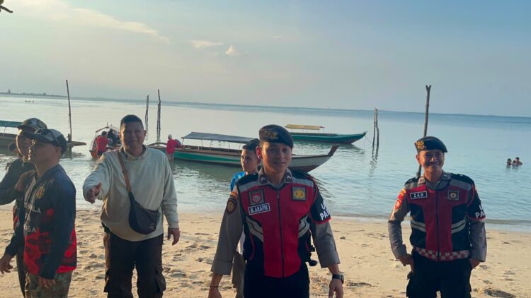 Personel Satuan Samapta Polresta Barelang menggelar patroli dialogis di kawasan wisata Pantai Nongsa, Minggu (26/07/26),
FotoL Polresta Barelang