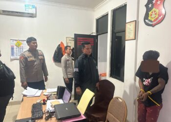 Personel Polresta Barelang bersama Polsek Bengkong bergerak cepat menindaklanjuti laporan masyarakat yang masuk melalui layanan Polisi 110 terkait dugaan tindak pidana pencurian di kawasan Bengkong Sarmen, tepatnya di samping SPBU Bengkong Sarmen, Minggu (26/07/26).
Foto: Polresta Barelang