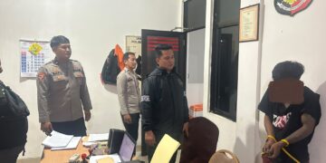 Personel Polresta Barelang bersama Polsek Bengkong bergerak cepat menindaklanjuti laporan masyarakat yang masuk melalui layanan Polisi 110 terkait dugaan tindak pidana pencurian di kawasan Bengkong Sarmen, tepatnya di samping SPBU Bengkong Sarmen, Minggu (26/07/26).
Foto: Polresta Barelang