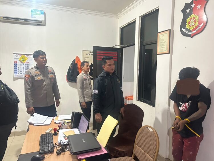 Personel Polresta Barelang bersama Polsek Bengkong bergerak cepat menindaklanjuti laporan masyarakat yang masuk melalui layanan Polisi 110 terkait dugaan tindak pidana pencurian di kawasan Bengkong Sarmen, tepatnya di samping SPBU Bengkong Sarmen, Minggu (26/07/26).
Foto: Polresta Barelang