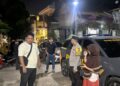 Personel Polsek Sei Beduk, Polresta Barelang, bergerak cepat menindaklanjuti laporan masyarakat melalui layanan darurat Polisi 110 terkait dugaan pengancaman dalam lingkup keluarga di kawasan Pancur, Kecamatan Sei Beduk, Selasa (28/07/26).
Foto: Polresta Barelang