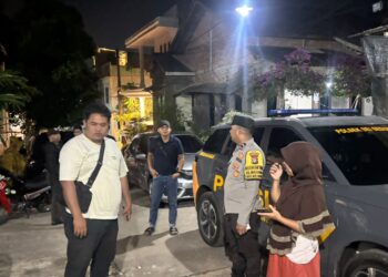 Personel Polsek Sei Beduk, Polresta Barelang, bergerak cepat menindaklanjuti laporan masyarakat melalui layanan darurat Polisi 110 terkait dugaan pengancaman dalam lingkup keluarga di kawasan Pancur, Kecamatan Sei Beduk, Selasa (28/07/26).
Foto: Polresta Barelang