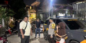 Personel Polsek Sei Beduk, Polresta Barelang, bergerak cepat menindaklanjuti laporan masyarakat melalui layanan darurat Polisi 110 terkait dugaan pengancaman dalam lingkup keluarga di kawasan Pancur, Kecamatan Sei Beduk, Selasa (28/07/26).
Foto: Polresta Barelang