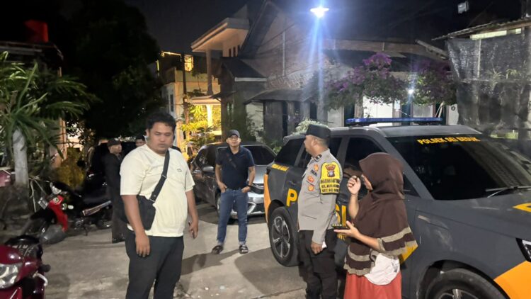 Personel Polsek Sei Beduk, Polresta Barelang, bergerak cepat menindaklanjuti laporan masyarakat melalui layanan darurat Polisi 110 terkait dugaan pengancaman dalam lingkup keluarga di kawasan Pancur, Kecamatan Sei Beduk, Selasa (28/07/26).
Foto: Polresta Barelang