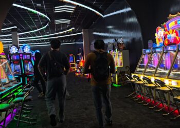Polsek Lubuk Baja Polresta Barelang menggelar razia dan pemeriksaan menyeluruh terhadap arena permainan Sky City yang berada di Lantai 2 SNL Food, Tanjung Uma, Rabu, 29 Juli 2026.
Foto: Polresta Barelang