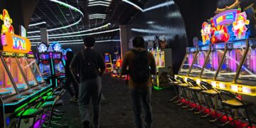 Polsek Lubuk Baja Polresta Barelang menggelar razia dan pemeriksaan menyeluruh terhadap arena permainan Sky City yang berada di Lantai 2 SNL Food, Tanjung Uma, Rabu, 29 Juli 2026.
Foto: Polresta Barelang
