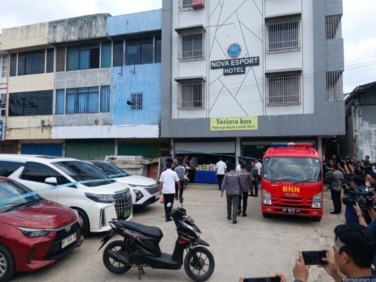 Jumat siang (31/07/26). Badan Narkotika Nasional Provinsi (BNNP) Kepulauan Riau (Kepri) melakukan penggerebekan berskala besar di sebuah rumah toko (ruko) yang diduga kuat menjadi gudang rahasia penyimpanan narkotika.
Foto: Segitigabiru